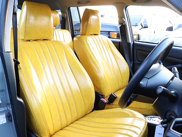 新品にてSandii製　マスタードのシートカバーがインストールされております♪