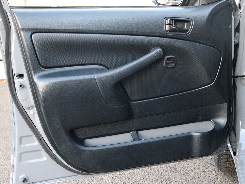 内張はキックアタックなどなく綺麗な状態です！