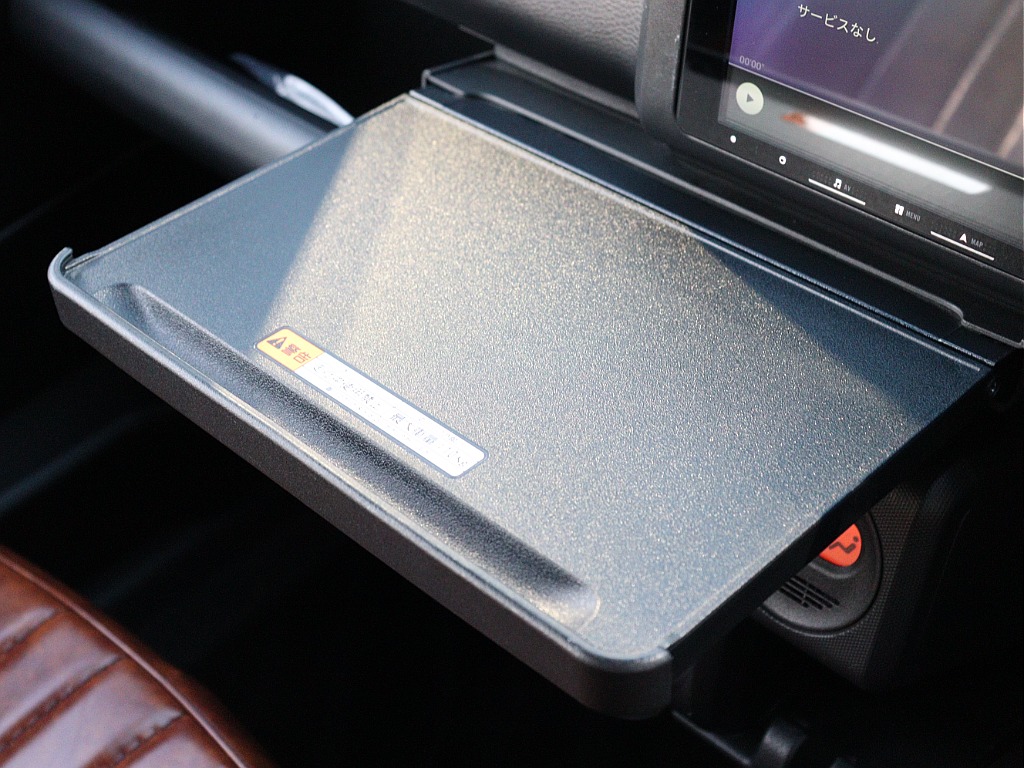 車内テーブル付き！ 休憩中のご飯でも大活躍！