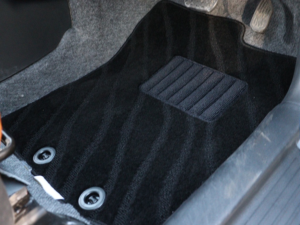 フロアマットも綺麗な状態です！