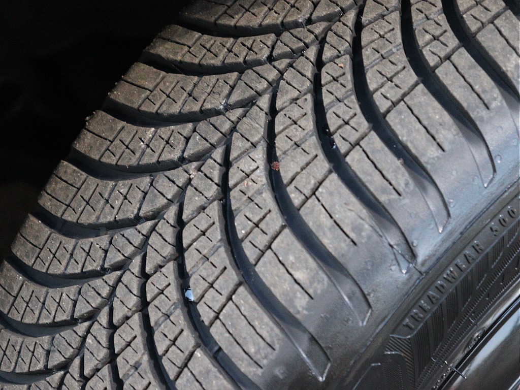 オールシーズンタイヤになりますので軽い積雪でも安心です！