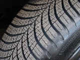 オールシーズンタイヤになりますので軽い積雪でも安心です！