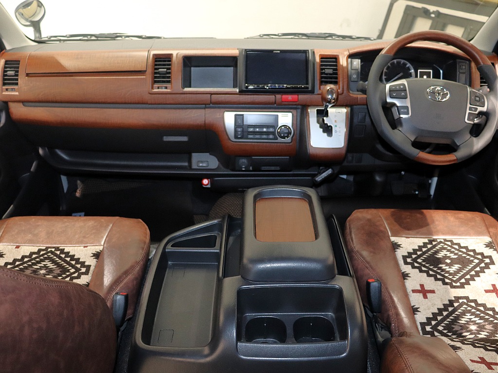 トヨタ ハイエース(3枚目)