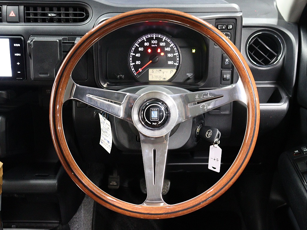 ステアリングにはNARDI製のウッドステアリングがインストールされております♪