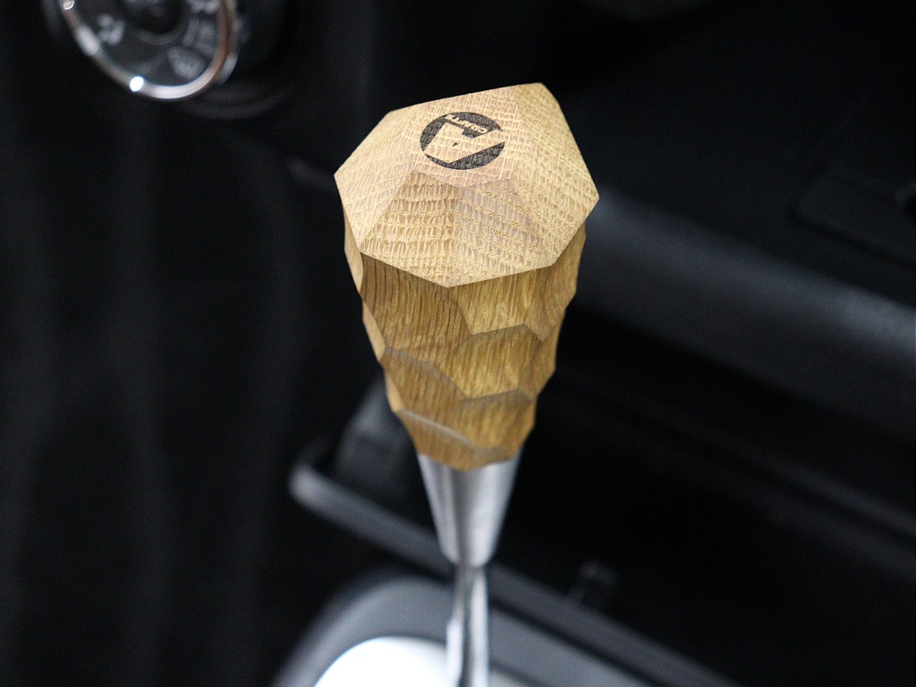 FLEX製のアシグリップ【ウッド製】のシフトノブがインストールされております♪