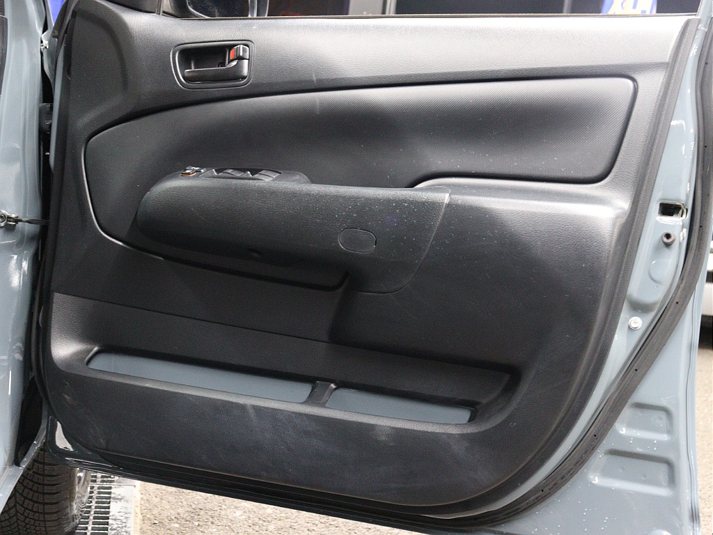 運転席の内張りになります。多少の使用感はございますが、兼ね良好な状態となっております