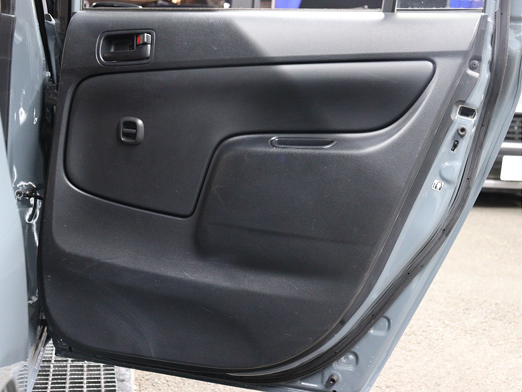 運転席側後列の内張りとなります。