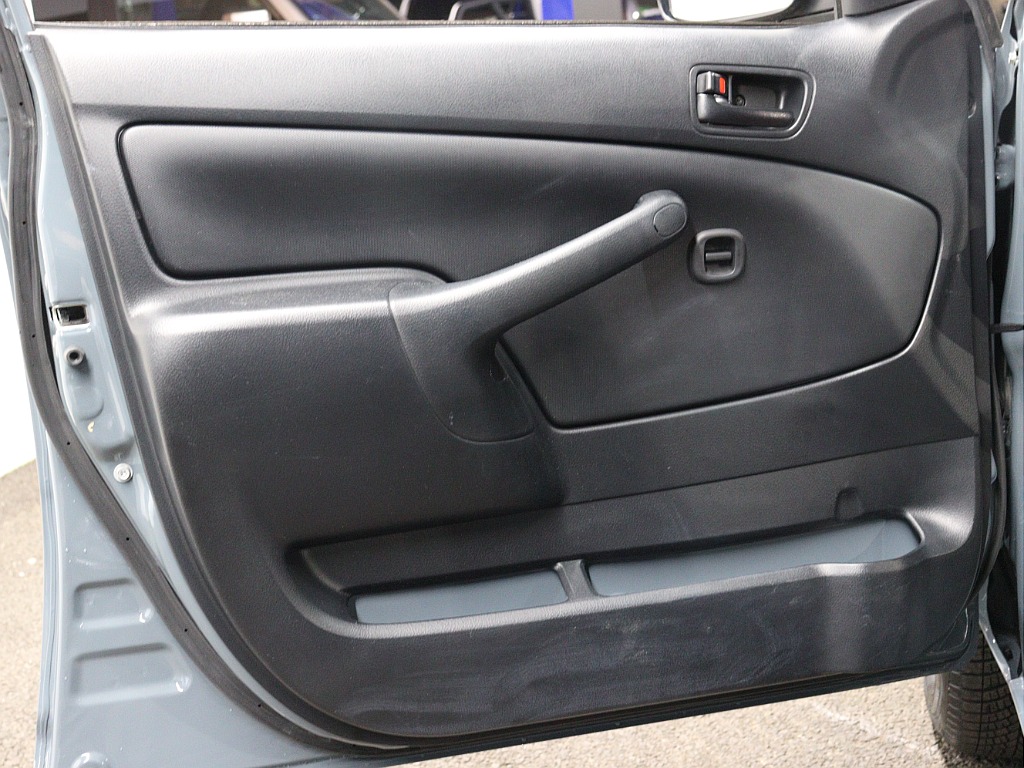 助手製の内張りについても多少の使用感はございますが、兼ね良好となっております。