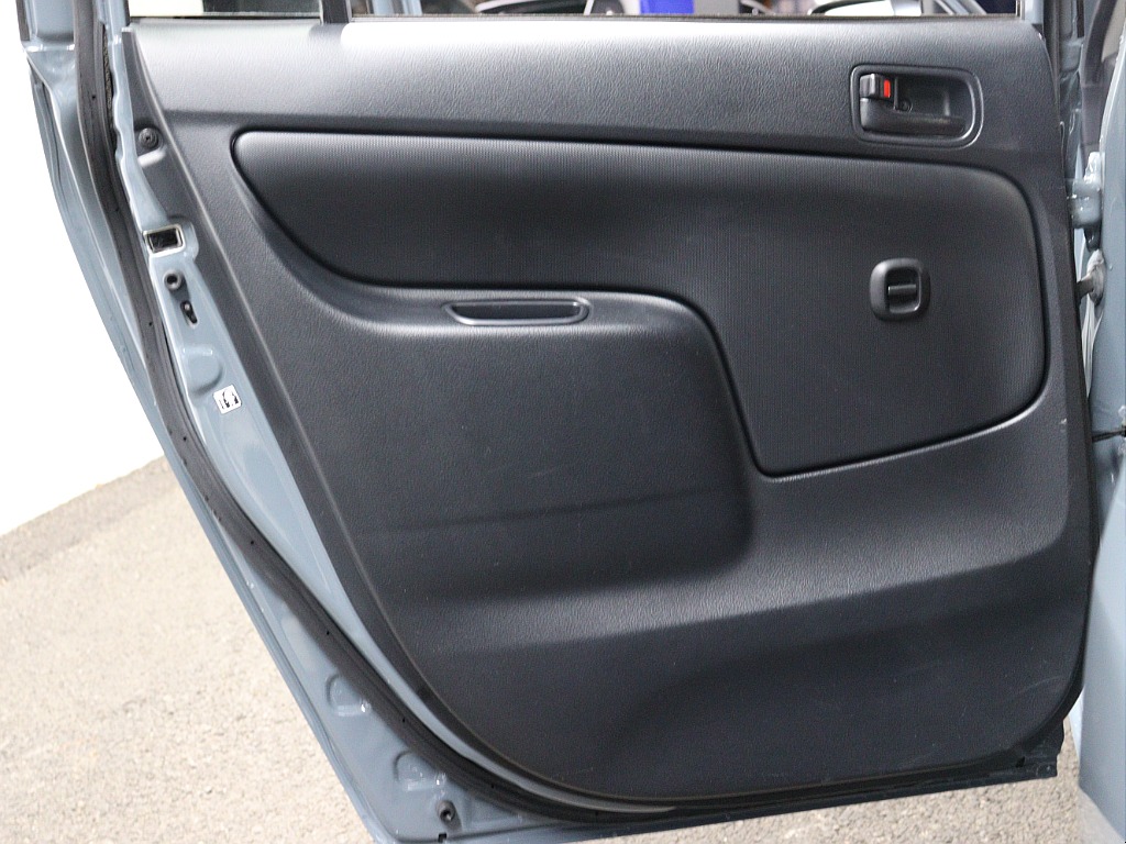 助手席側後列の内張りとなります。