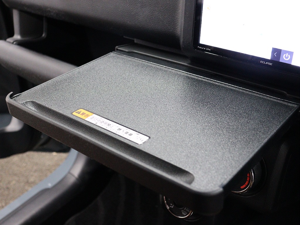 プロボックスならではの装備ですが、運転席周りにトレーがございますので、便利にご活用いただけます♪