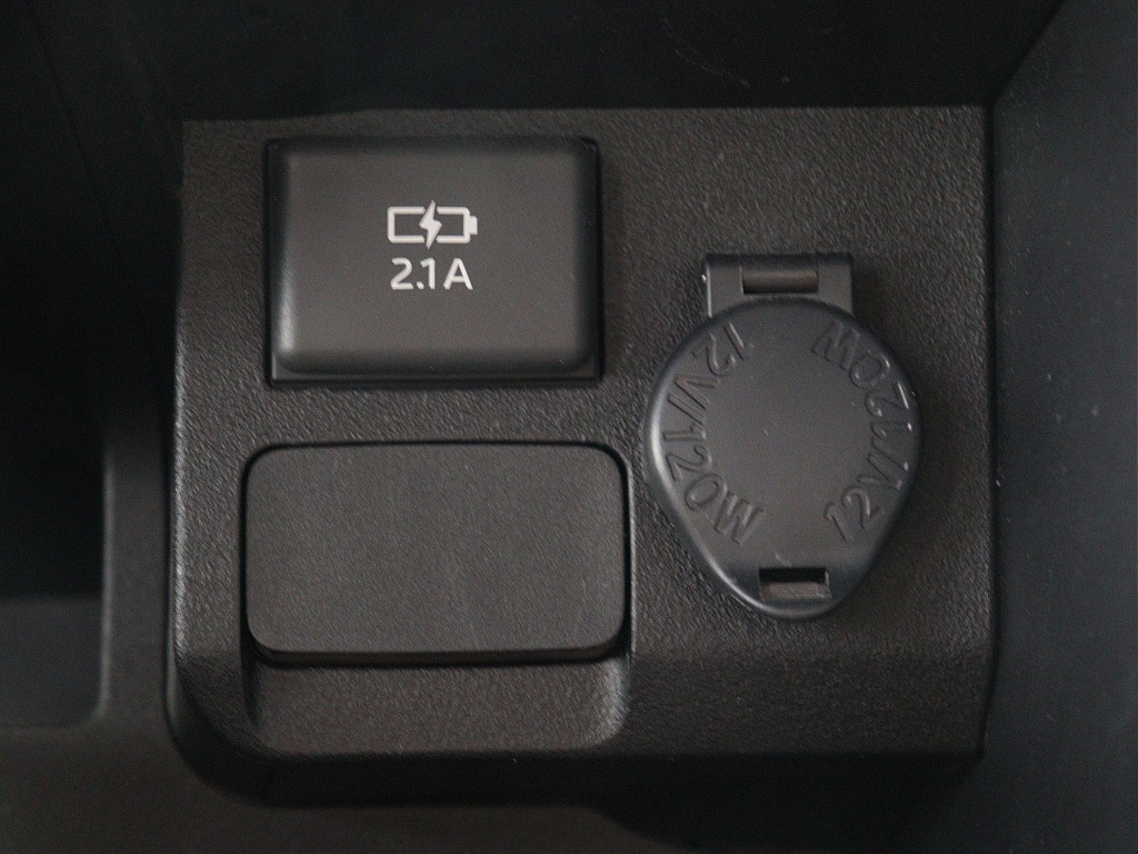 USB端子もあるので、携帯電話などの充電にも便利です♪