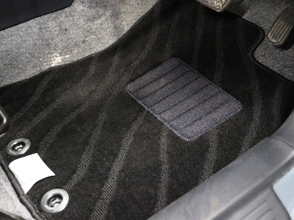 新品のフロアカーペットをインストールしております♪