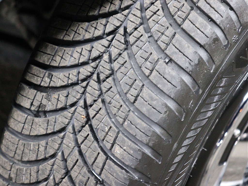 新品タイヤですので溝もバリ溝です！