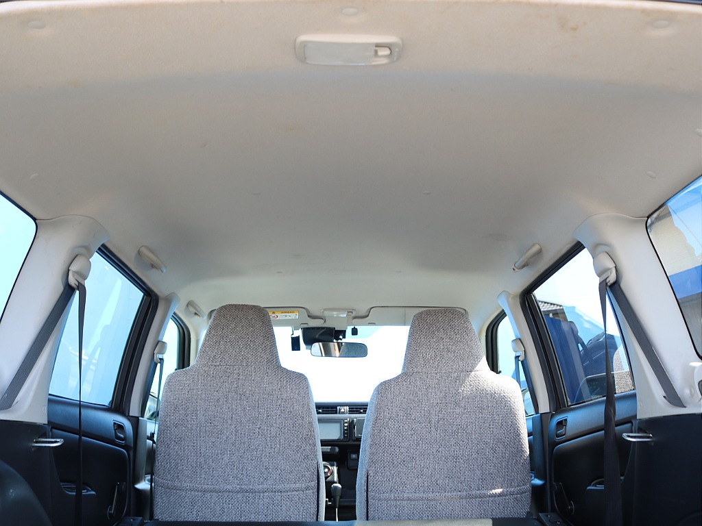 室内は専門のルームクリーニング施工済みです！小さなお子様連れのご家族様も安心してお乗りいただけます！外せる部品は外し、特殊洗剤＆専門用品で可能な限り汚れや使用感は除去します♪