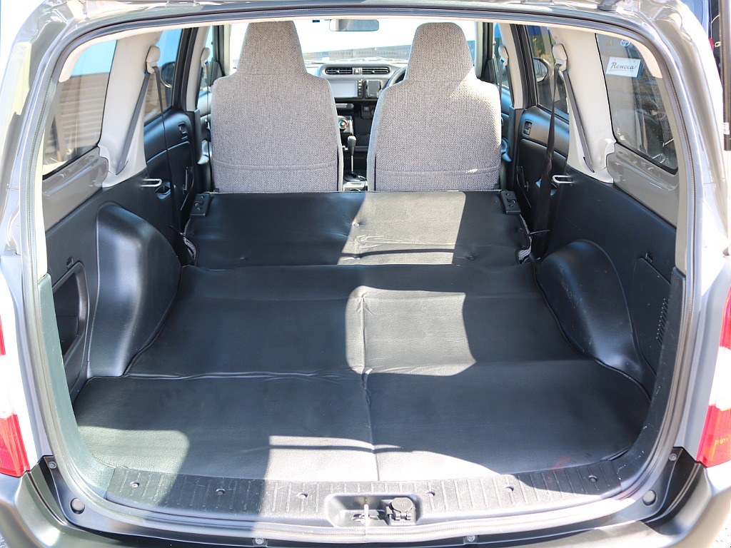 セカンドシートを倒すとこのようにフルフラットな空間になります♪お仕事やプライベートで大活躍できる一台となっています！