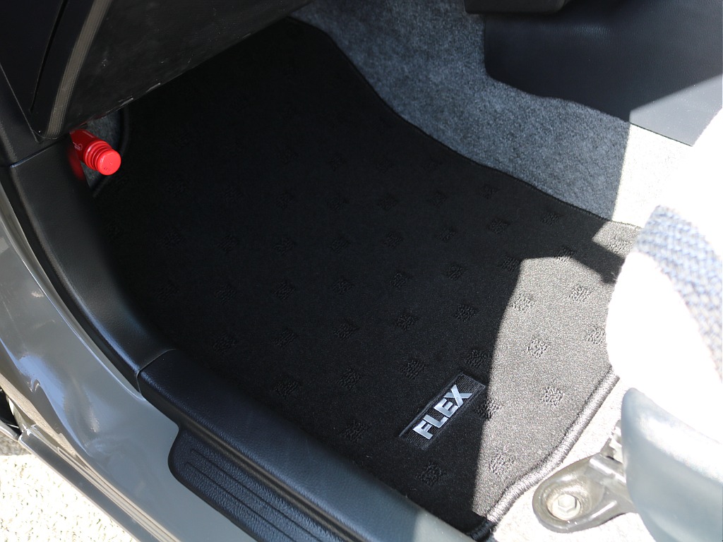 新品のフロアマットもお取付しております！