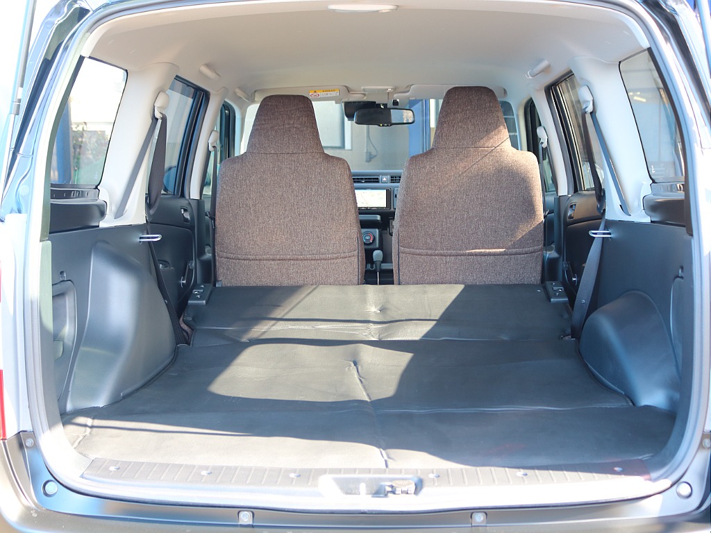 セカンドシートを倒すとこのようにフルフラットな空間になります♪お仕事やプライベートで大活躍できる一台となっています！