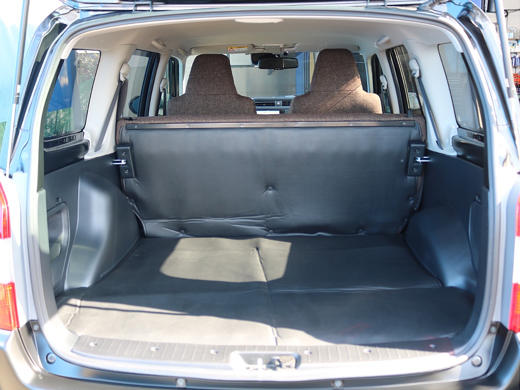 ラゲージルームは広々しています！ご家族でキャンプ、友人とスノーボードやゴルフ、一人旅で車中泊、と考えるだけでワクワクしますね♪良い思い出をたくさん作りましょう！