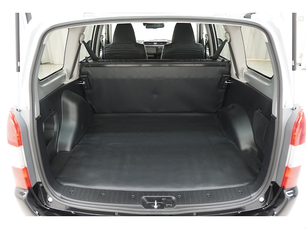 ２列目シート倒せばさらに荷室を大きく確保出来ます♪