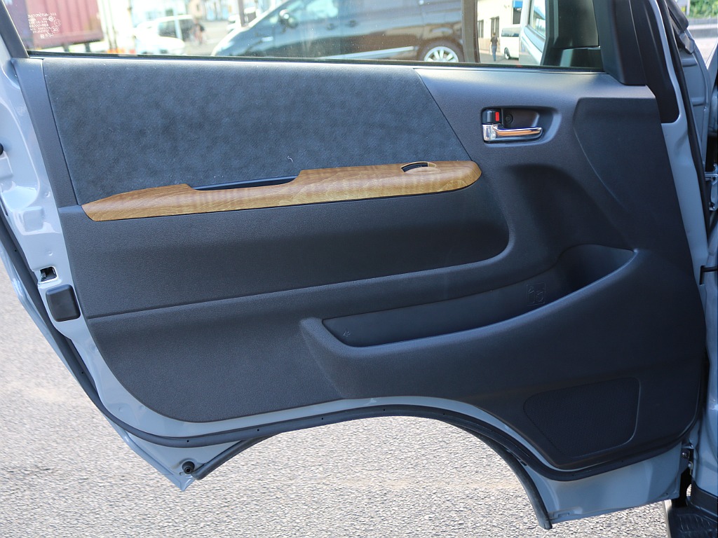 ＦＬＥＸグループは「すべての人に愛車を」をコンセプトに車種別に全国展開中！愛車と一緒に、ライフスタイルを充実させてもらいたいという思いで、ランクル仙台泉店では皆様のご要望になんでもお応えします♪