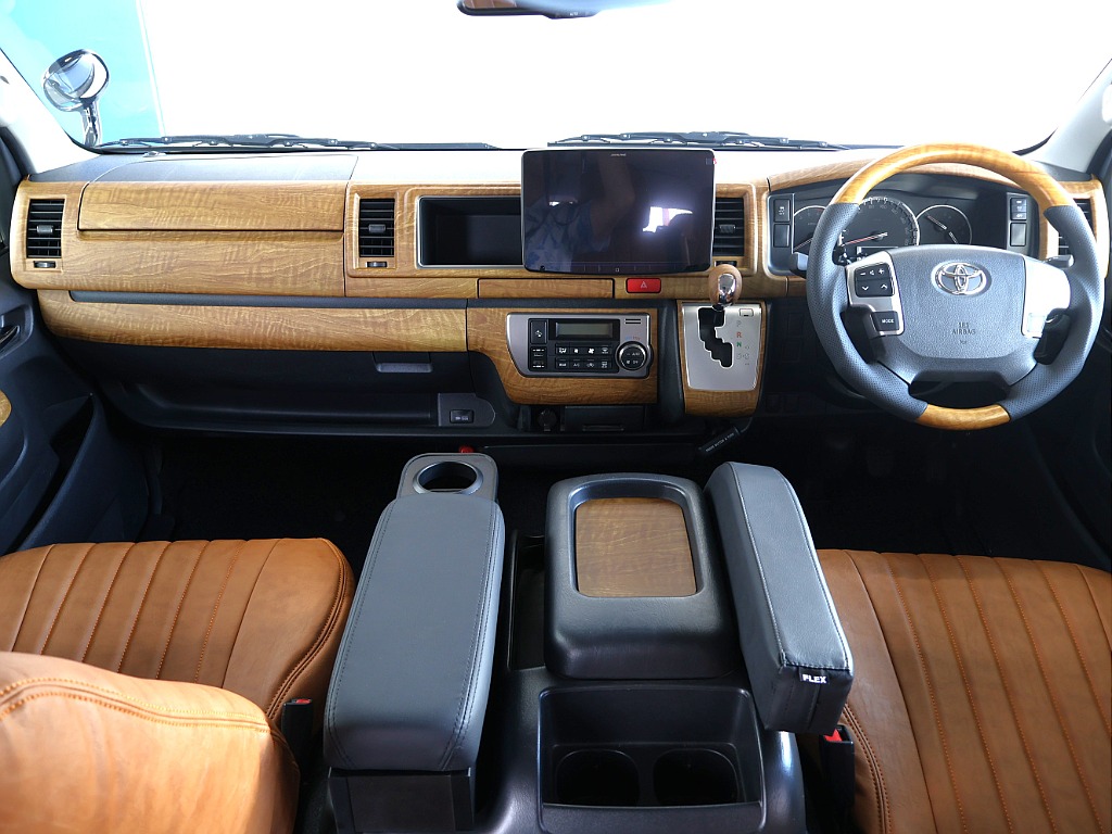運転席周りには、センターコンソールやインテリアパネル3点セットなど充実した装備となってます！