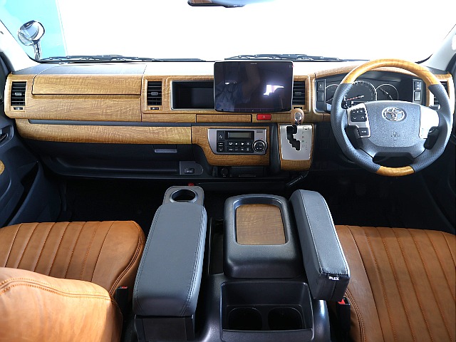 運転席周りには、センターコンソールやインテリアパネル3点セットなど充実した装備となってます！