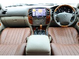 ウッドとブラウンで統一し、オシャレな車内となっております☆