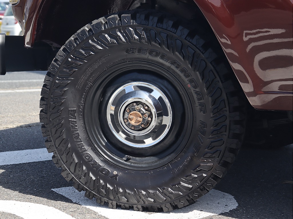 足元は輸出用15インチホイールにジオランダーMTタイヤがセット済み！
