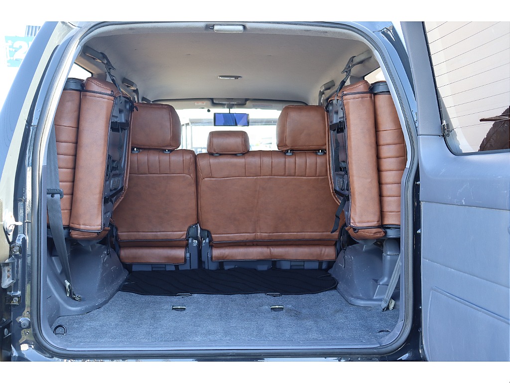 ３列目シートは跳ね上げ式の為、ラゲッジスペースとしても広々ご利用いただけます！