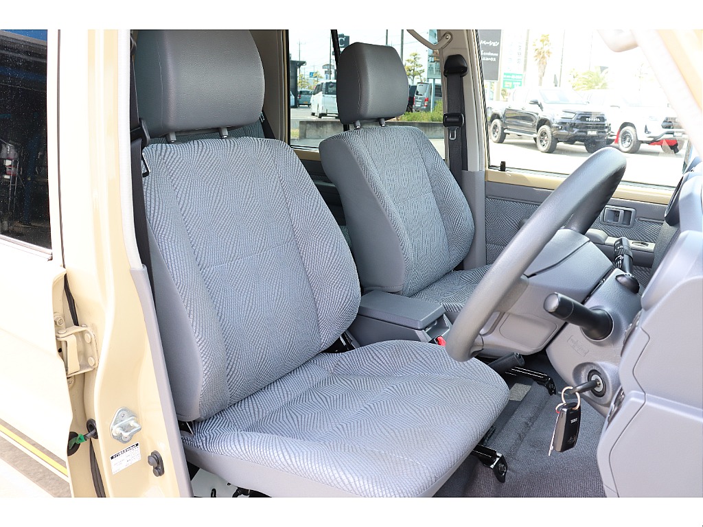 運転席も綺麗に保たれております☆