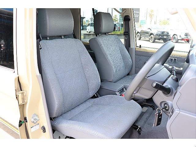 運転席も綺麗に保たれております☆