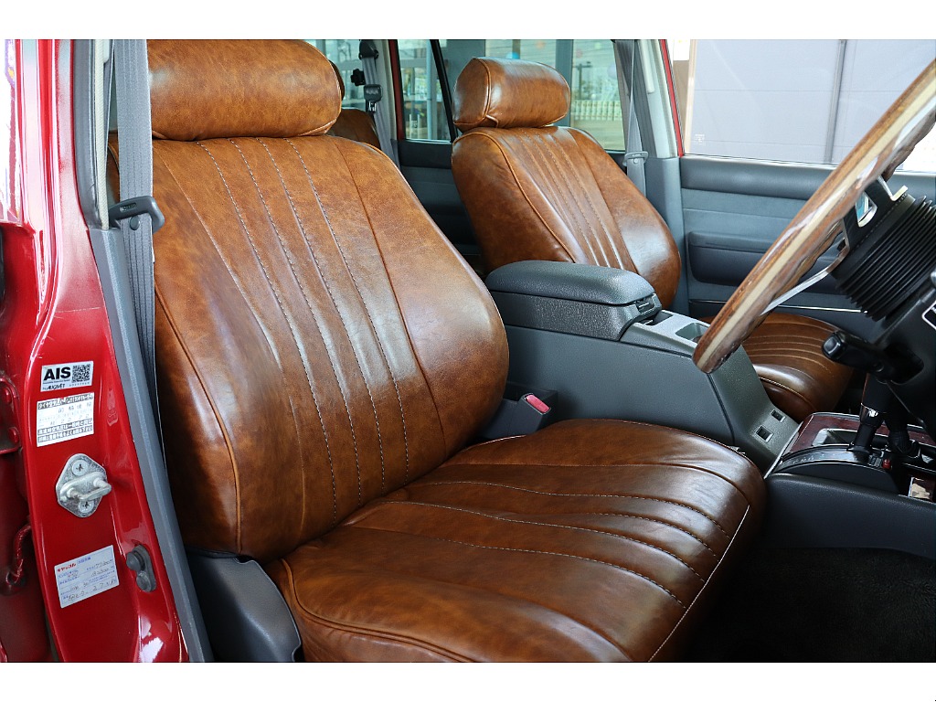 ブラウンカラーのレザー調シートカバーがセット済み！