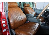ブラウンカラーのレザー調シートカバーがセット済み！
