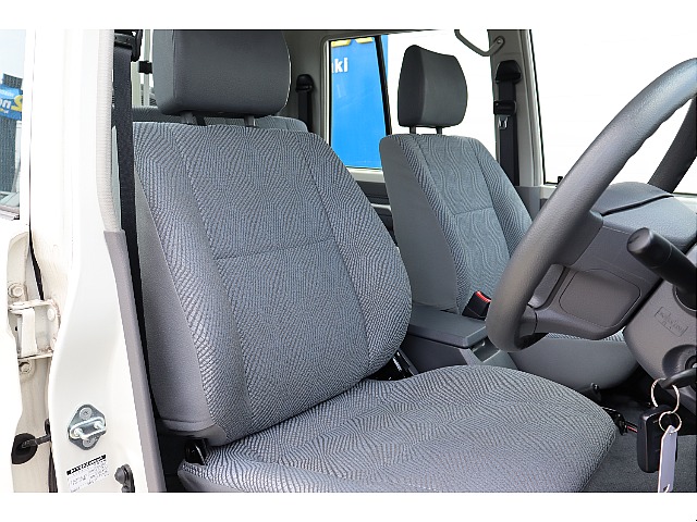 運転席も綺麗に保たれております☆