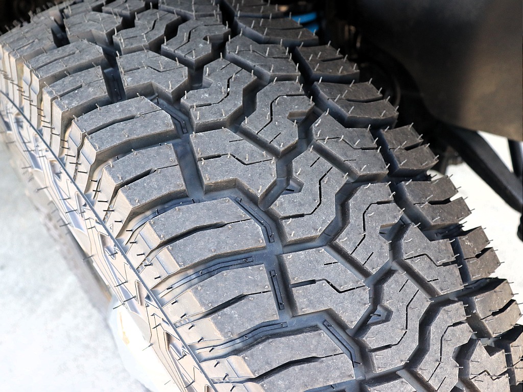 オールシーズン系のタイヤながら無骨なイメージを演出！