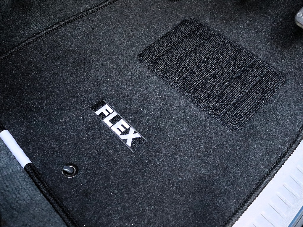フロアマットもFLEXオリジナルの新品マットをセット！