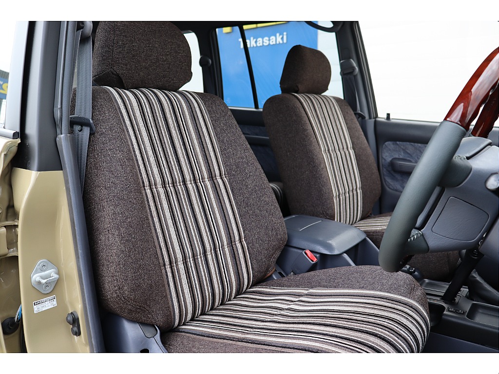 運転席シート！拘りのオーダーシートカバーとなります！