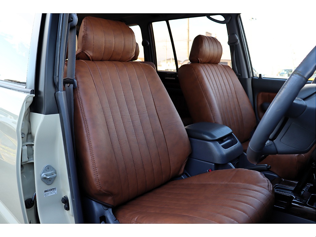 クラシックレザー調シートカバー装備！