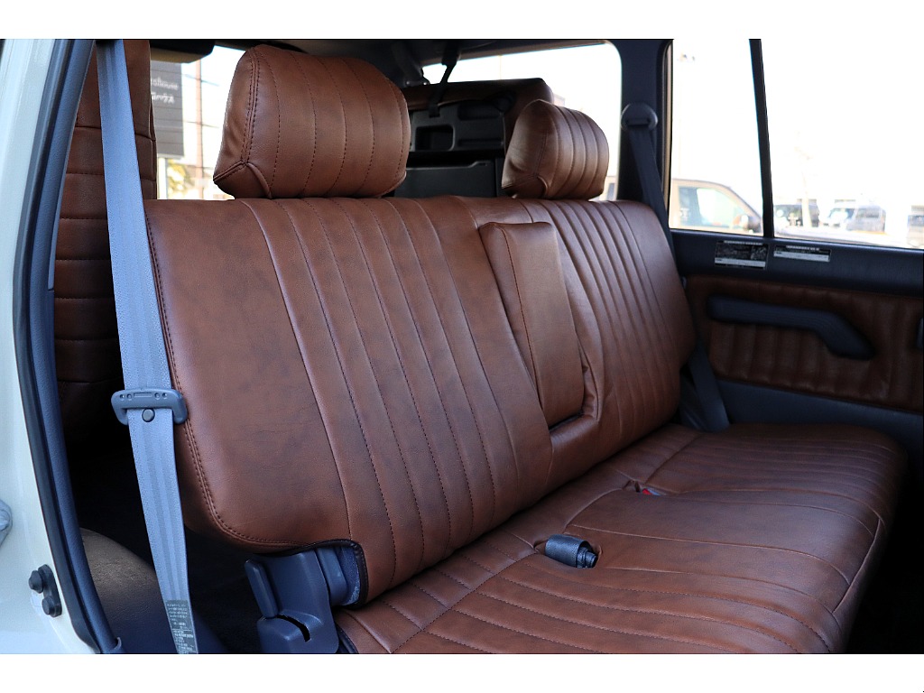 セカンドシートはベンチタイプになります！