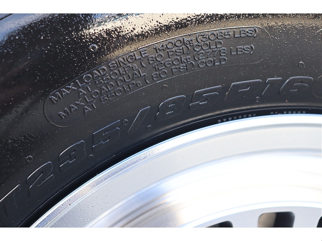 235、85、R16になります☆