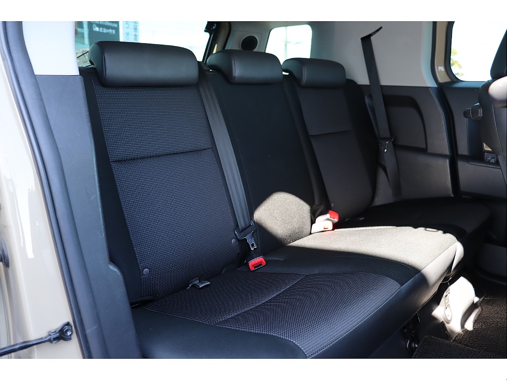 セカンドシートは前席側に折りたたみも可能ですので、ラゲッジスペースとしても広々ご利用いただけます！