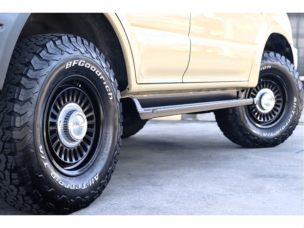 足元で車の雰囲気はグッとかわりますが、ARMY仕様にDEANの組み合わせは合いますね！