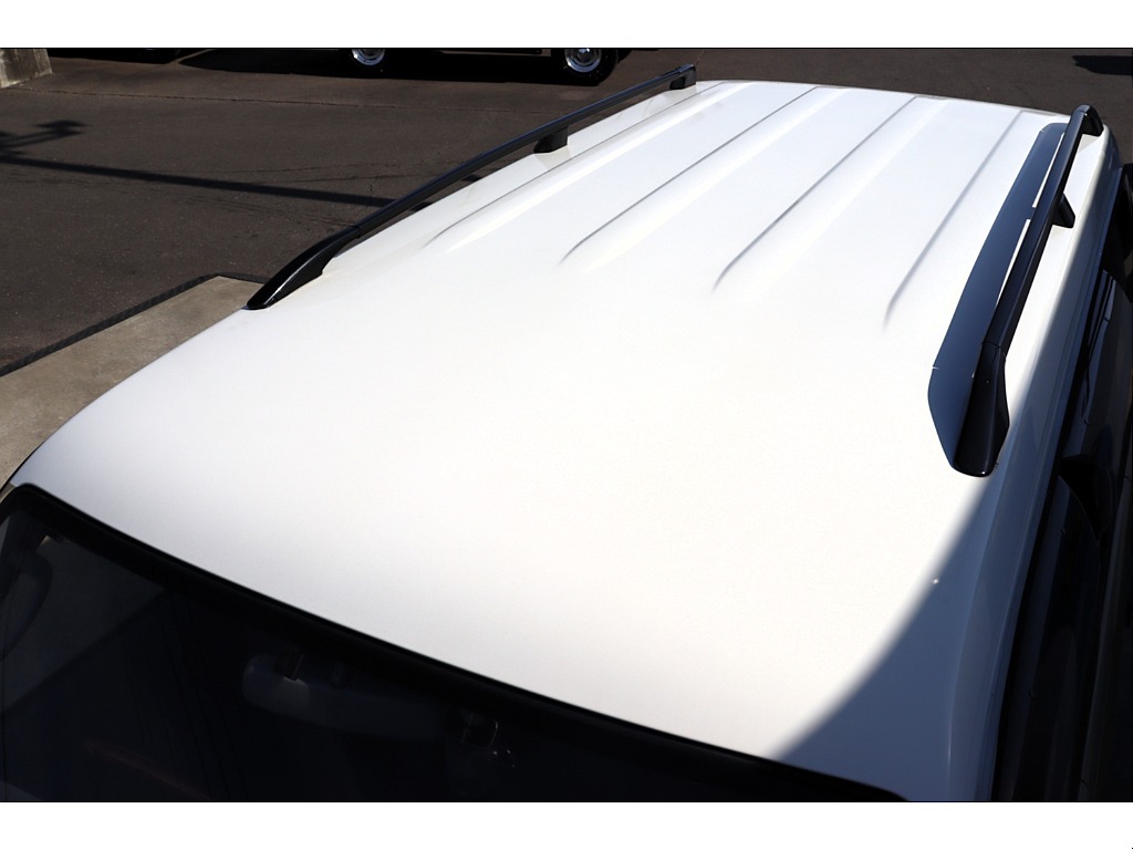 ルーフはホワイトに塗り分け塗装を施しております！