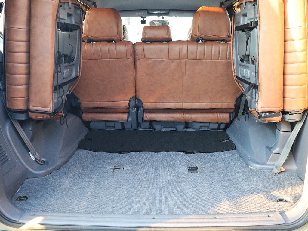 ３列目シートは跳ね上げタイプになりますので、ラゲッジスペースとしても広々ご利用いただけます！