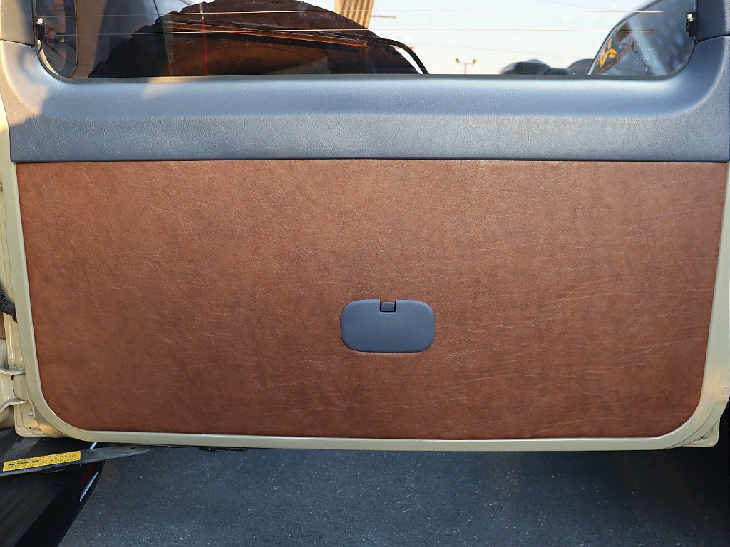 リアハッチ内張も張替を行いましたよ！