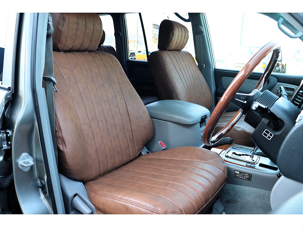 新品レザー調シートカバー装備！
