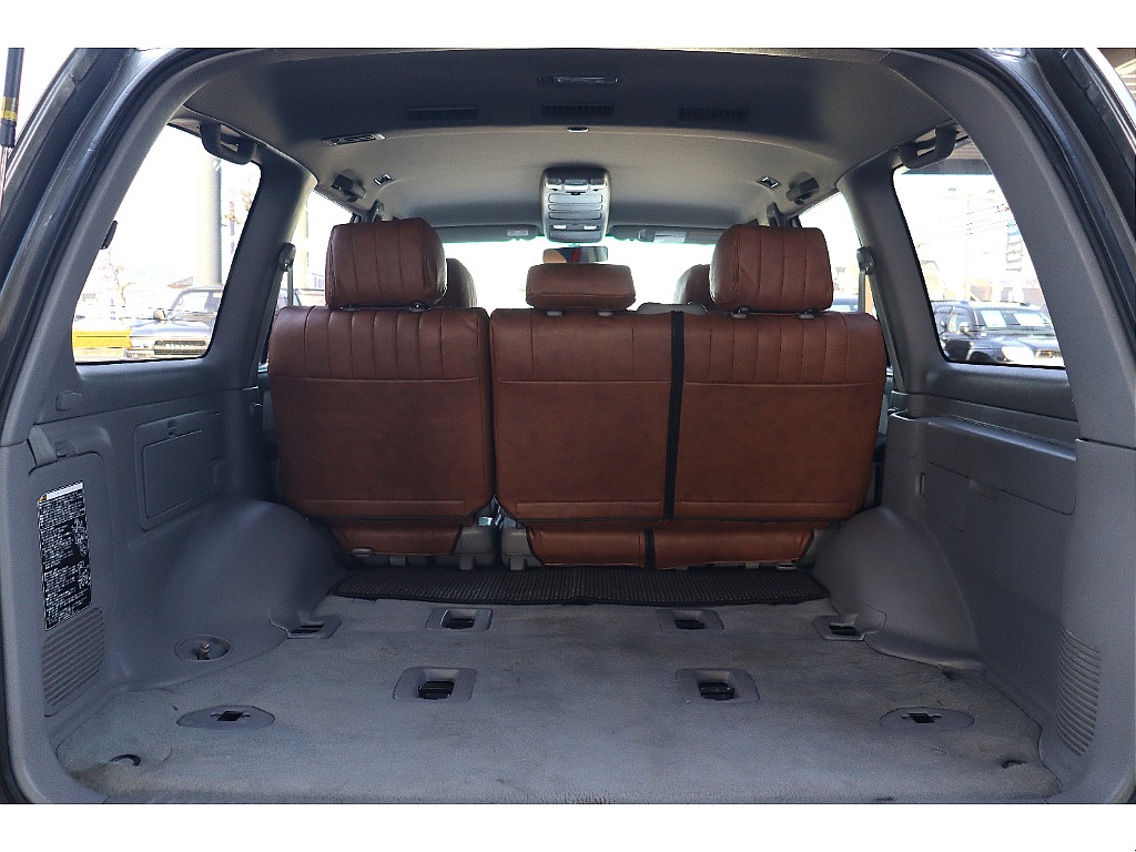 １ナンバーですので、５人乗り仕様になります。 ３ナンバーへの変更も承っておりますので、お気軽にご相談ください！