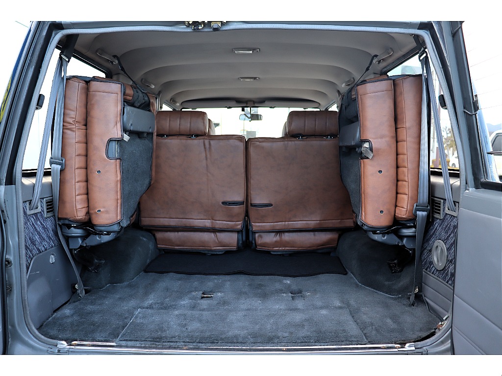 ３列目シートは跳ね上げ式となりますので、ラゲッジスペースとしても広々ご利用いただけます！その他、5人乗り乗用車登録なども可能ですので、お気軽にご相談ください！