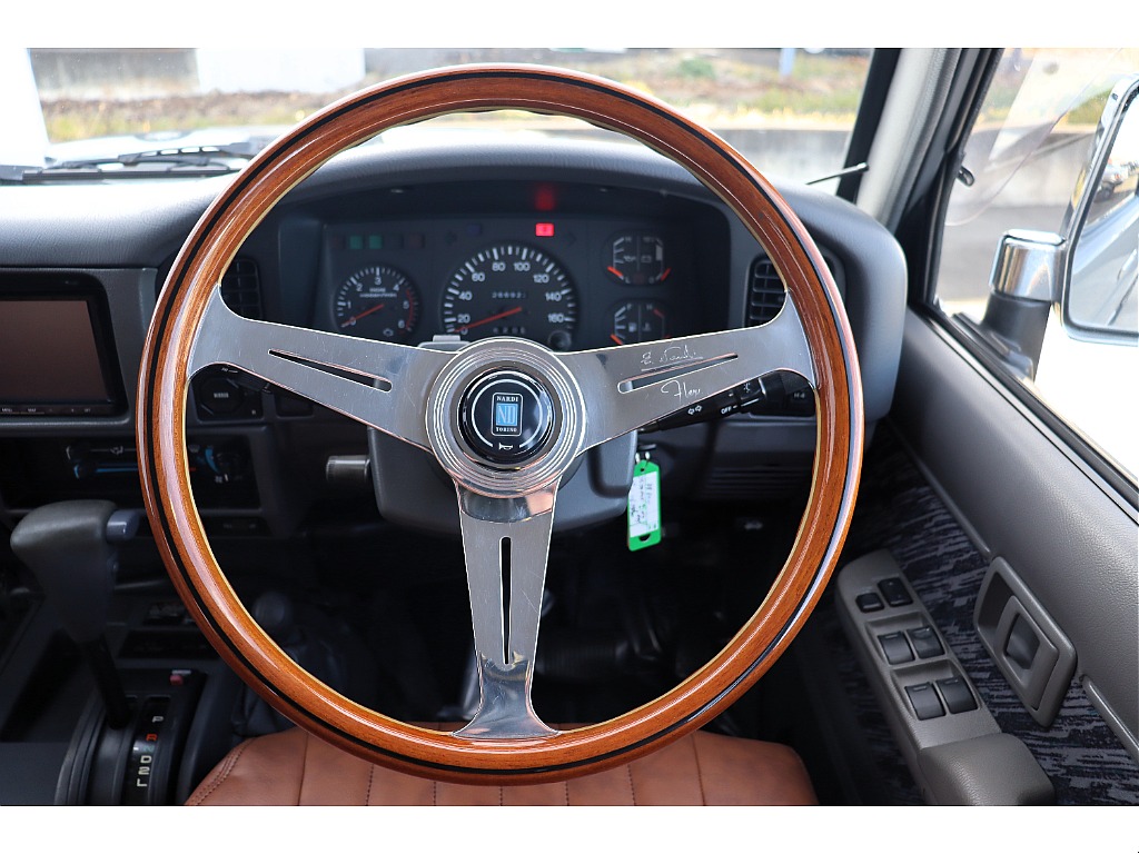 毎日握るハンドルだからこその拘りあるステアリングですね！