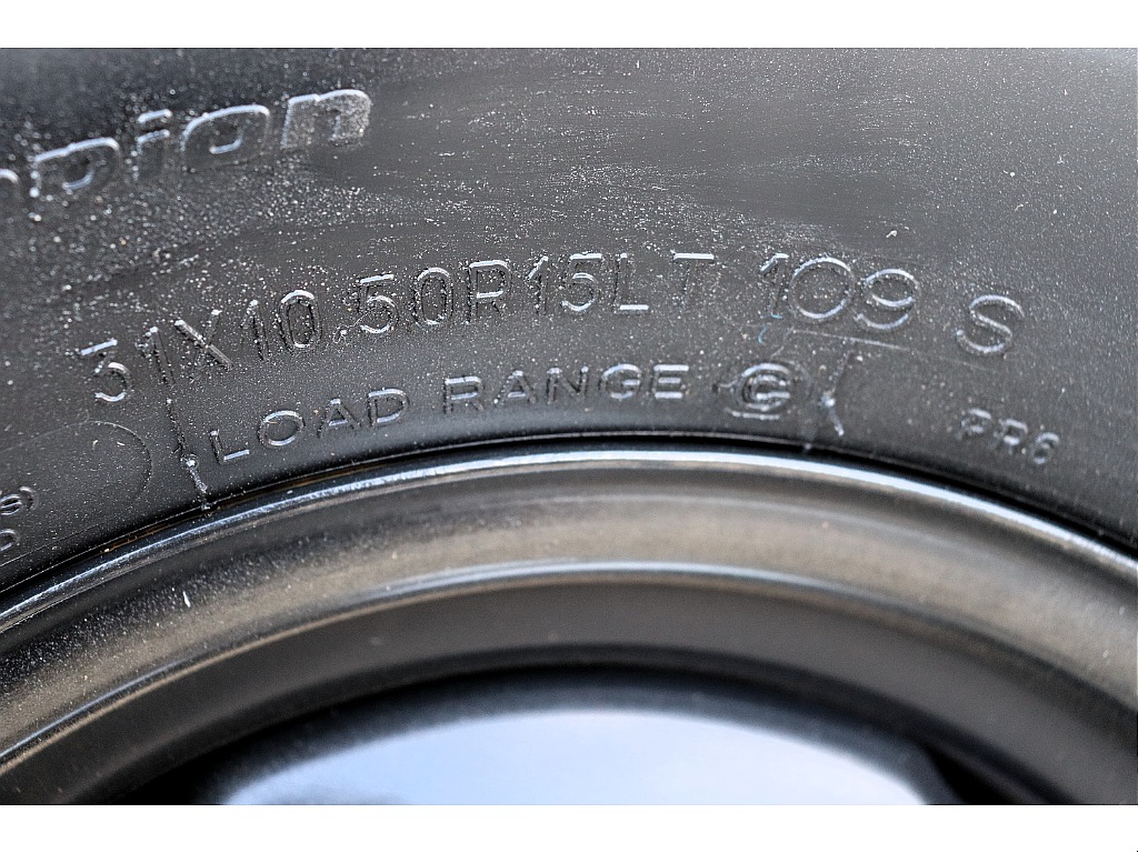 足元は輸出用15インチホイールにBF３１ATタイヤをセット！